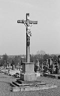 Vue d'ensemble de la croix du cimetière.