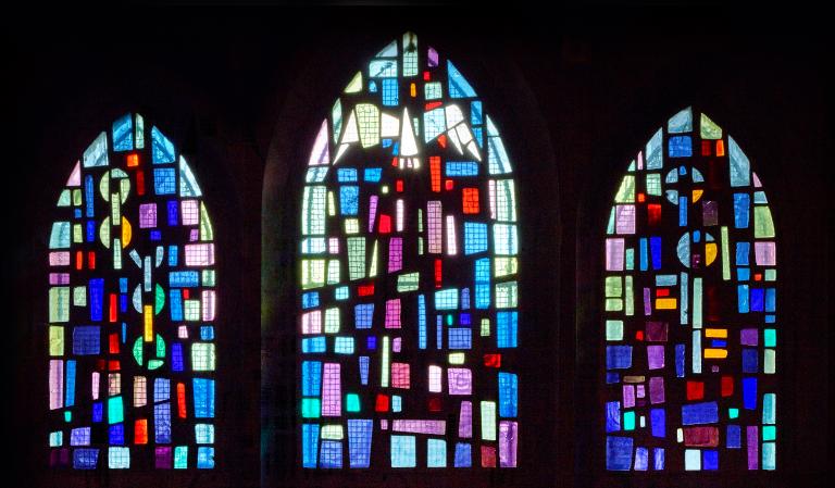 Ensemble des verrières historiées des huit chapelles latérales de la nef de l'église Saint-Nicolas de Bapaume