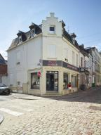 Maison à boutique à pignon sur rue