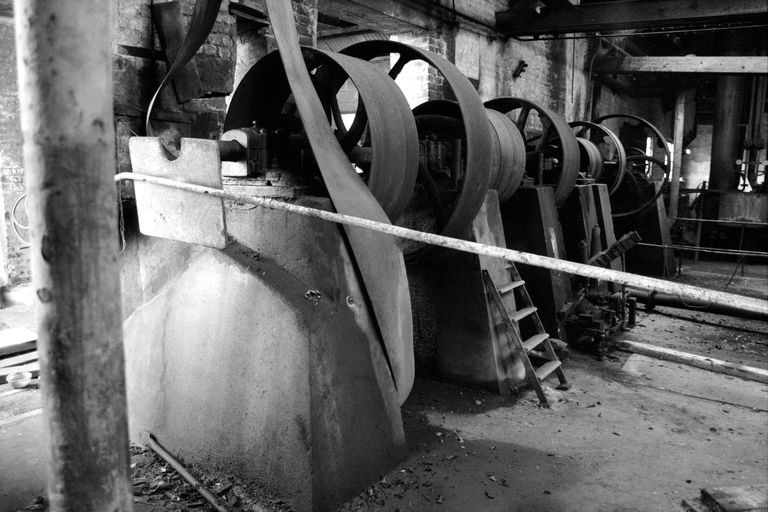 Anciens moulins à farine et moulins à bois, puis filature Arquembourg, Saint-Frères, Otto-Petersen, manufacture de laines Renaissance, devenue usine de gaz comprimés, dite Oxygène de Picardie (vestiges)