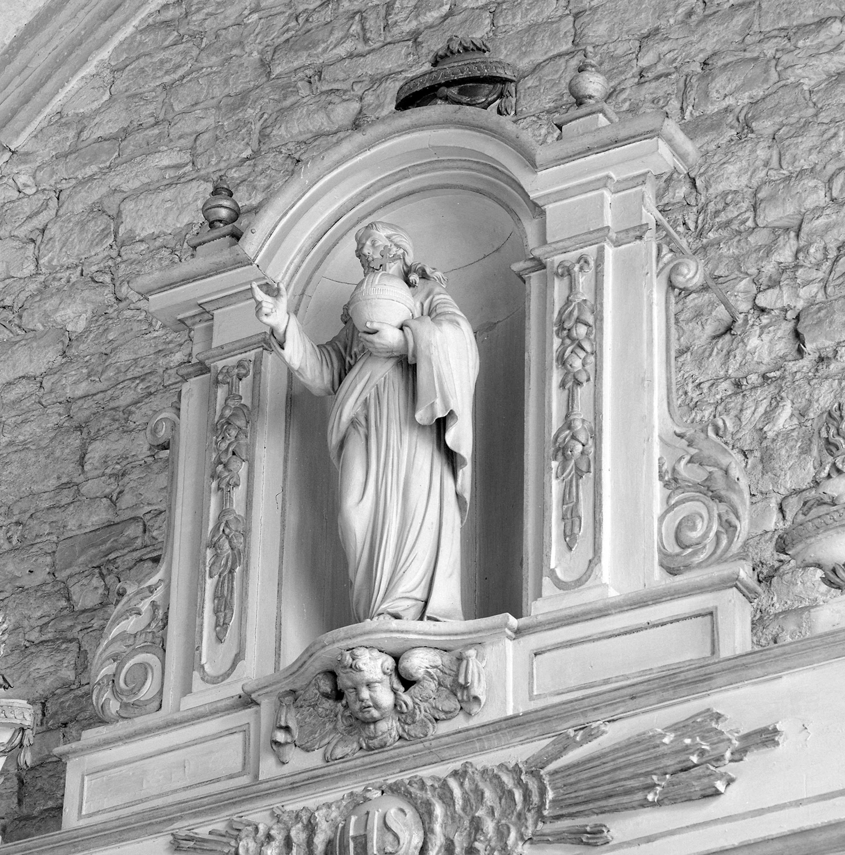 Trois statues (petite nature) : Salvator Mundi, saint Pierre, saint Paul.