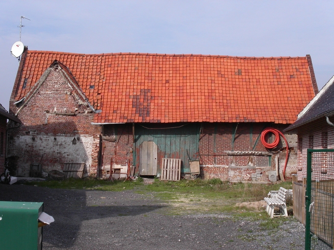 Grange de ferme remaniée (vestige de pan de bois) 1337, rue du Hennoy, vue depuis la rue.