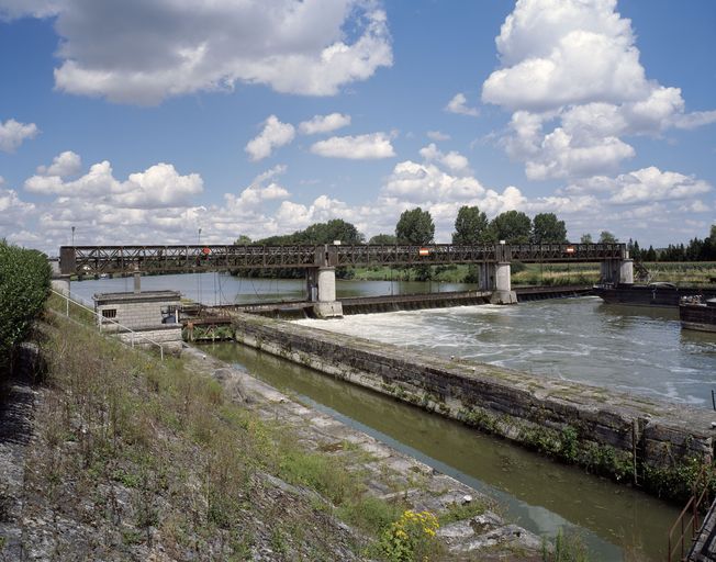 Ecluses sur l'Oise canalisée à Pont-Sainte-Maxence