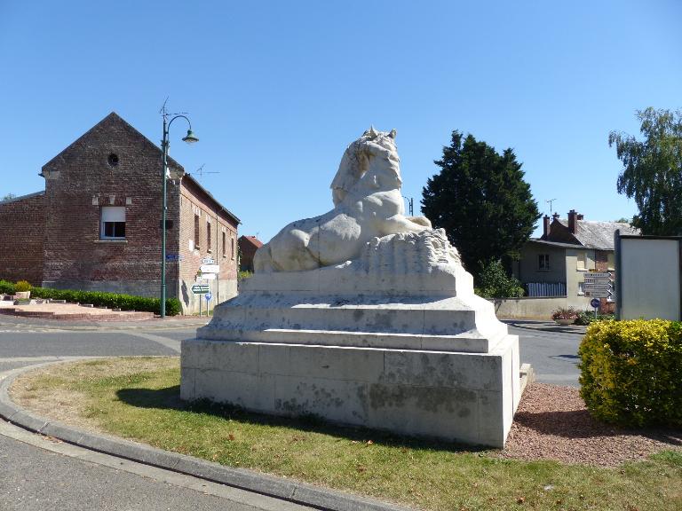 Monument aux morts de la 58e division britannique à Chipilly (soldat britannique et son cheval blessé)
