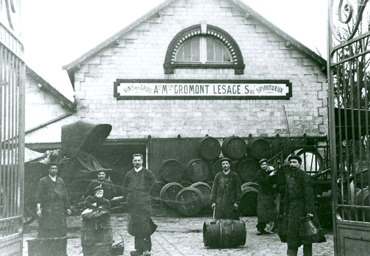 Anciens entrepôts et magasin de commerce de la maison de négoce Gromont, puis Coudray-Lesage, puis Coudray et Cie, actuellement établissement administratif communal