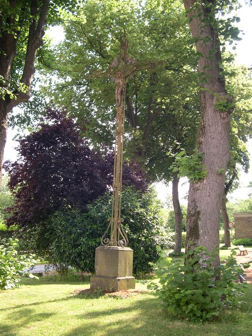 Croix monumentale à Dury