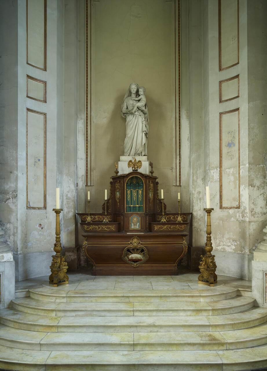 Ensemble de l'autel secondaire de la chapelle axiale ou chapelle de la Vierge (autel, tabernacle, exposition, statue)