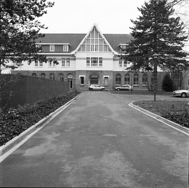 Ancien asile d'aliénés, puis hôpital psychiatrique, puis centre hospitalier spécialisé (CHS), dit établissement public de santé mentale des Flandres