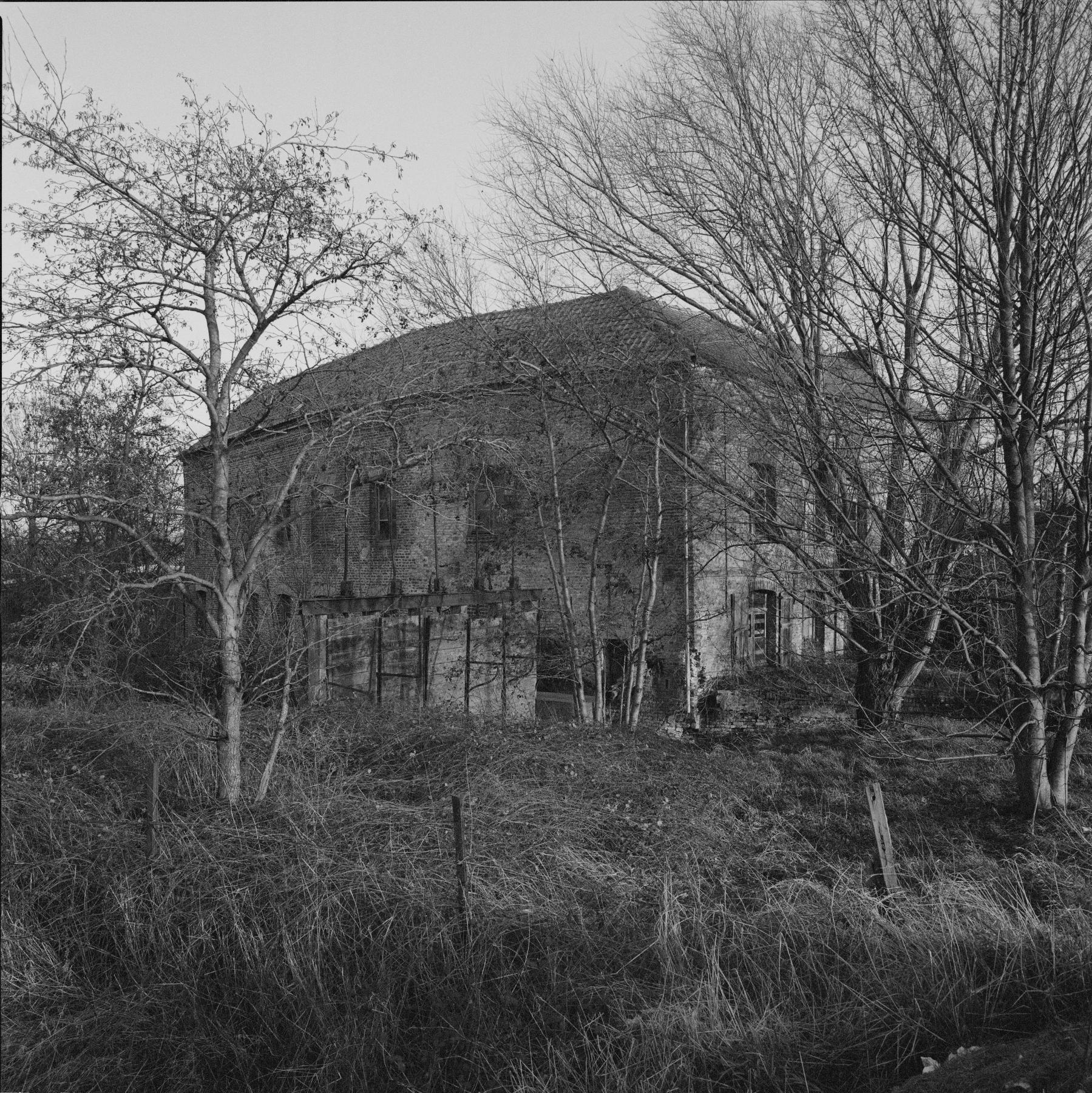 Moulin à papier et à huile De Laurette, puis moulin à farine Dedoncker, puis usine de menuiserie, actuellement entrepôt commercial