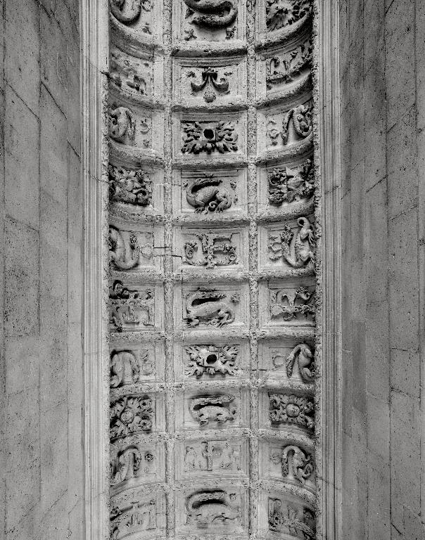 Décor de la voûte du grand escalier du logis (voûte en berceau, six consoles d'architecture)