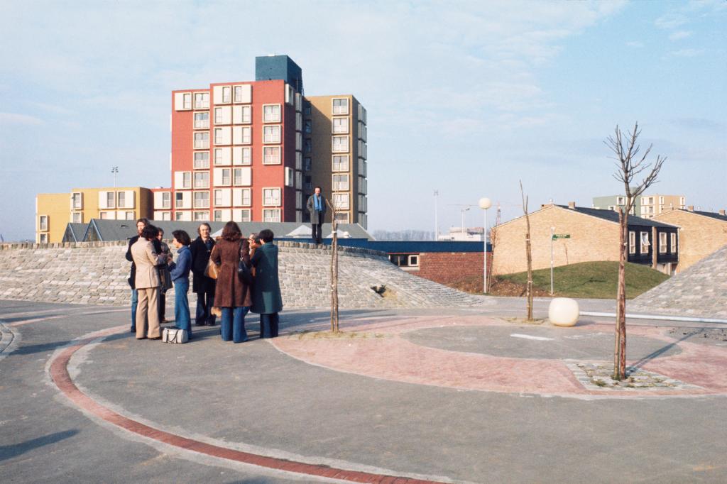 Le Triolo ouest vers 1979 : les immeubles de l'îlot 3 avec leurs couleurs originelles (AD Nord ; fonds CETE, 101Fi1906).