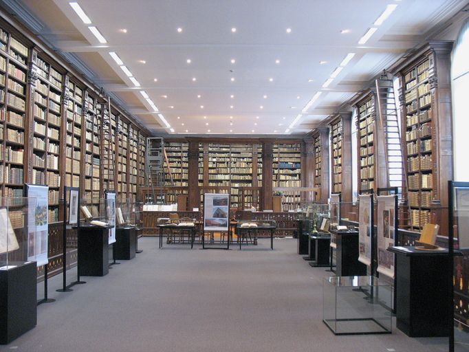 Etagère-bibliothèque et lambris de revêtement