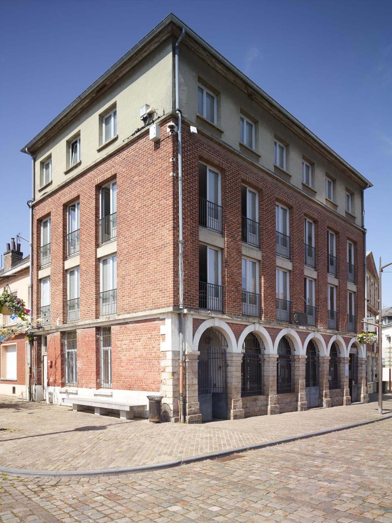 Deux anciens corps de garde, actuellement office du tourisme et centre des impôts