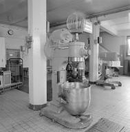Machine à émulsionner de fabrication française, compagnie Hobart, vers 1935.