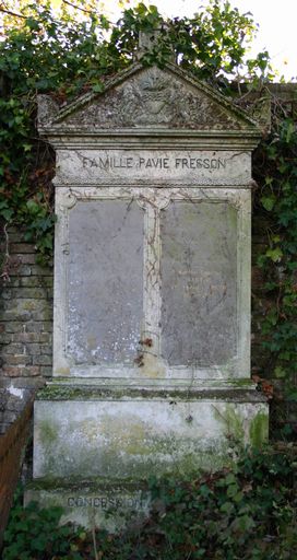 Tombeau (stèle funéraire) de la famille Pavie-Fresson