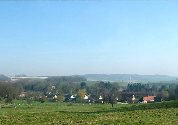 Vue du village depuis le plateau du Camp-Malvaux.