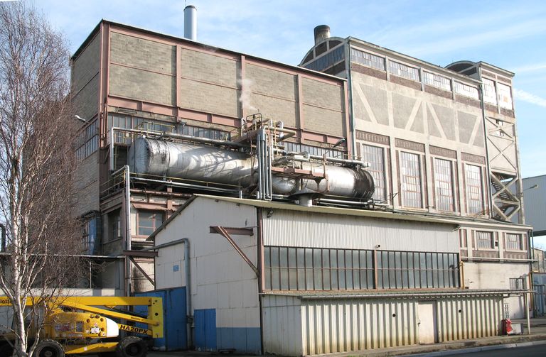 Ancien moulin à blé Daden, puis usine de papeterie, puis usine métallurgique dite Forges et Fonderie de Montataire, puis Usinor, puis Sollac, puis Arcelor, puis Arcelor-Mittal-Montataire