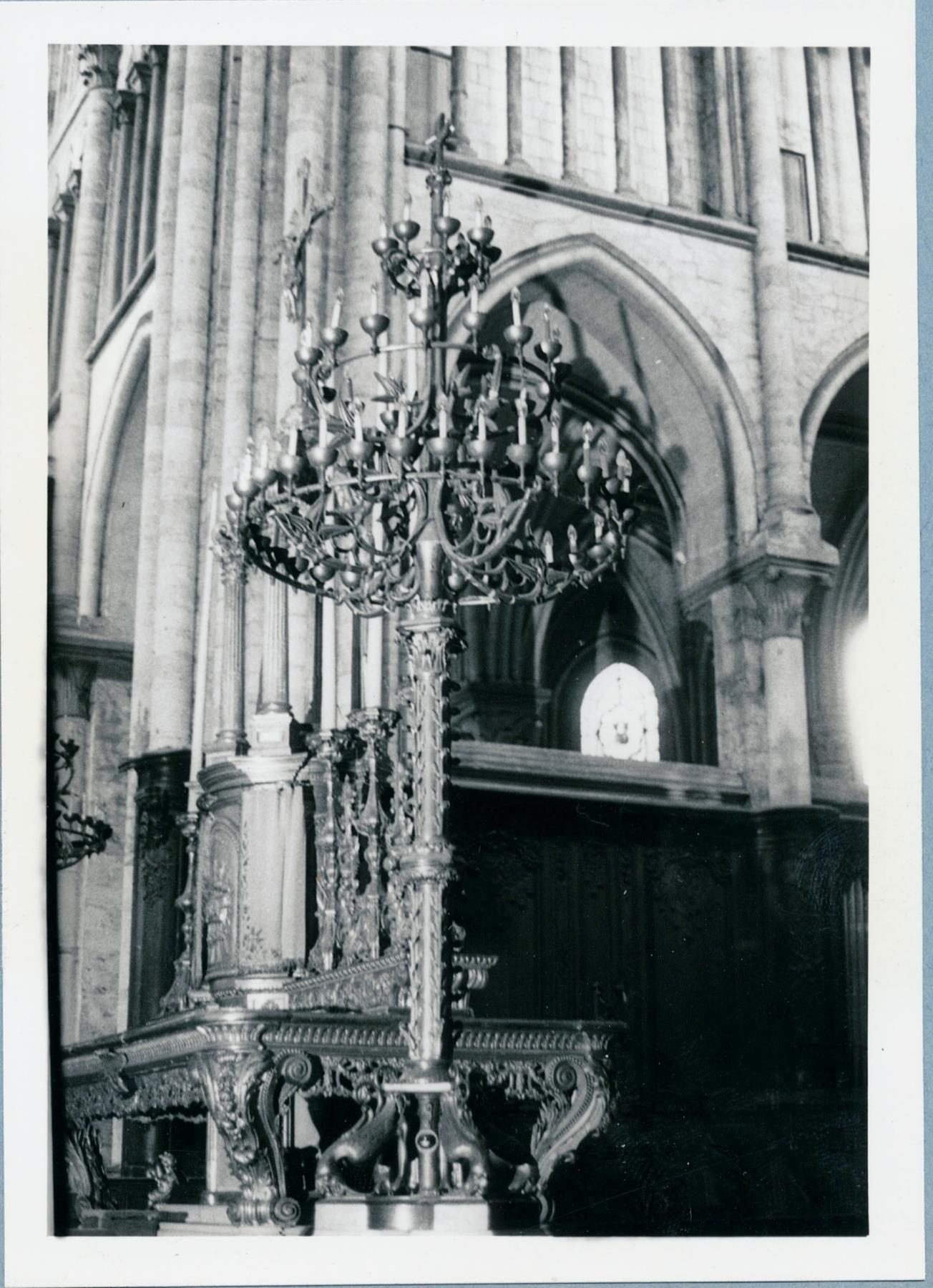 Ensemble de chandeliers d'église