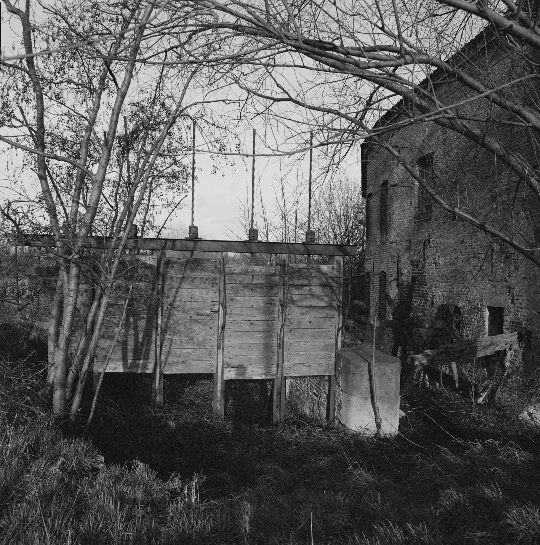 Moulin à papier et à huile De Laurette, puis moulin à farine Dedoncker, puis usine de menuiserie, actuellement entrepôt commercial