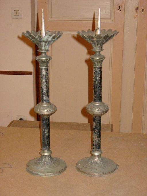 Deux chandeliers