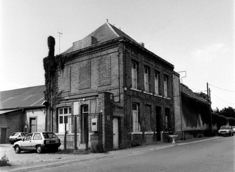 Ancien moulin, distillerie et filature devenue tissage Lecointe puis Laurent Yvose et Cauvin Yvose, S. A. des anciens établissements Cauvin Yvose, puis scierie Fox frères (vestiges)