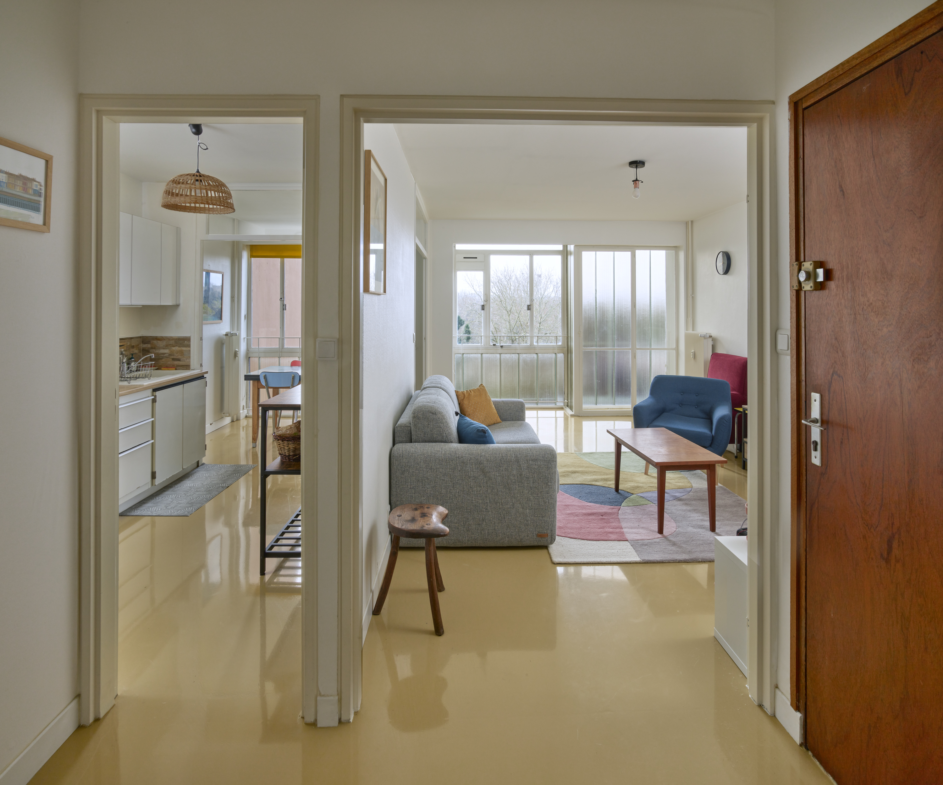 Exemple d'un appartement (T4 type C, entrée 6) : séjour (à droite) et cuisine (à gauche) depuis l'entrée.