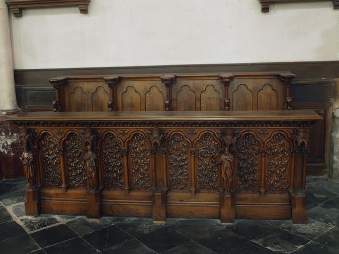 Stalles de confrères et trois statuettes : saint Pierre, les Docteurs de l'Eglise, évêque