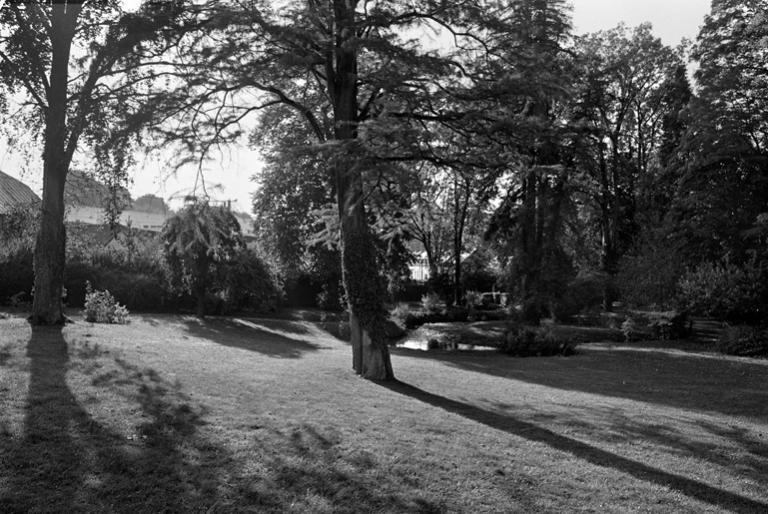 Ancien moulin dit Petit-Moulin, devenu tissage-filature puis biscotterie et parfumerie Givenchy-Kenzo