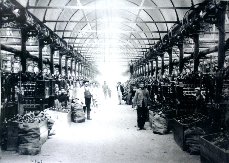 Anciens moulins, puis scierie, devenue filature et tissage de jute Saint Frères à Berteaucourt-les-Dames, dit d'Harondel, puis usine de meubles Sièges de France