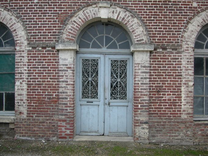 Ancien moulin à foulon et moulin à huile Ducarroy, puis moulin à farine Adam, devenu minoterie et usine de tabletterie Lanquepin, puis minoterie Mahieu, puis Coopérative agricole de Rochy-Condé