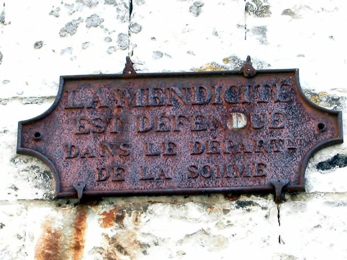 Détail de la plaque de fonte apposée sur la maison dite de Fénélon (la mendicité est défendue dans le département de la Somme).