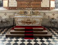 Ensemble du maître-autel (autel tombeau, gradin d'autel, tabernacle architecturé), de style rocaille