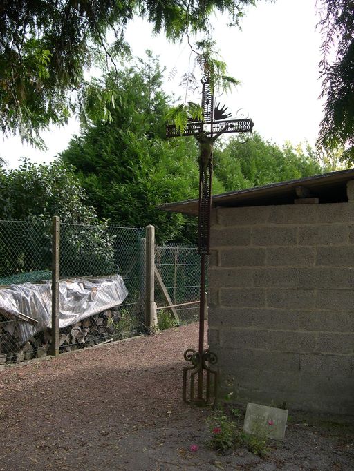 Croix du cimetière de Salouël