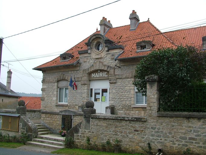 Mairie et ancienne école primaire d'Oulches-la-Vallée-Foulon