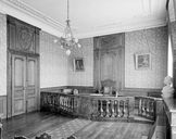 Ensemble de l'aménagement de l'espace du tribunal de la salle des mariages (clôture, lambris de hauteur, lambris d'appui, bancs)