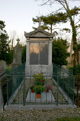 Tombeau (stèle funéraire) des familles Pinchinat-Vitoux-Thuilliez