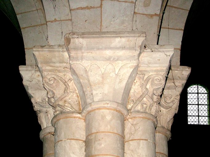 Le décor sculpté de l'église : façade occidentale, portail latéral sud et chapiteaux de la nef