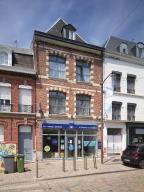 Maison à boutique à pignon sur rue