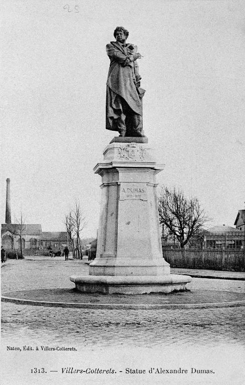 Statue (figure colossale) et son piédestal : Alexandre Dumas (œuvre de Carrier-Belleuse, détruite)