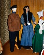 Costume de Boulonnaise (robe, tablier, châle, coiffe, bijoux)