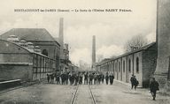 Vue d'ensemble de l'usine à l'heure de la sortie, vers 1910 (coll. part.).