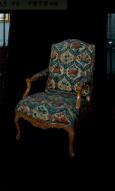 Détail de la garniture du siège numéro 1 : tapisserie au point, en laine et soie début XVIIIe siècle.