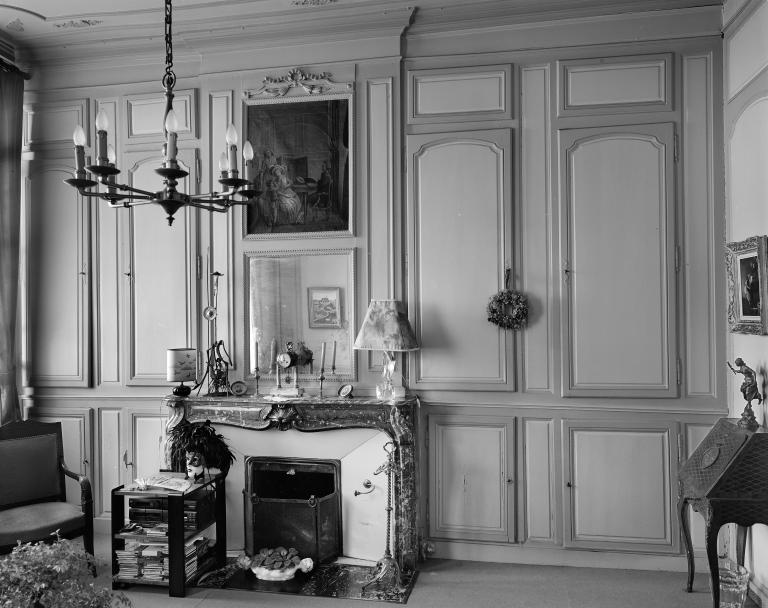 Ensemble du décor du cabinet : 2 portes, 1 cheminée, lambris de hauteur et 2 placards