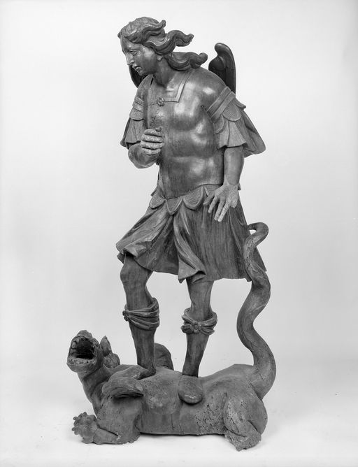 Statue (petite nature) : saint Michel