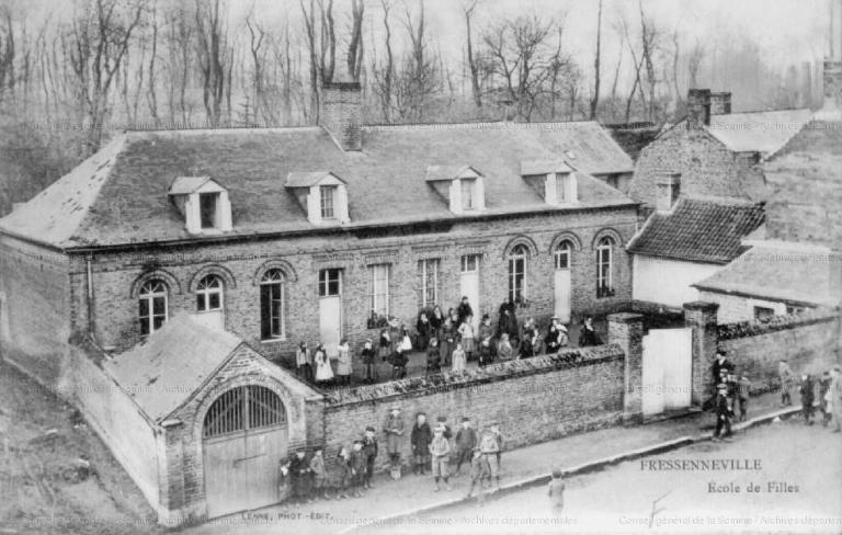 Ancienne école primaire mixte et mairie, devenue école de filles de Fressenneville (actuelle garderie d'enfants dite Nid d'ange)
