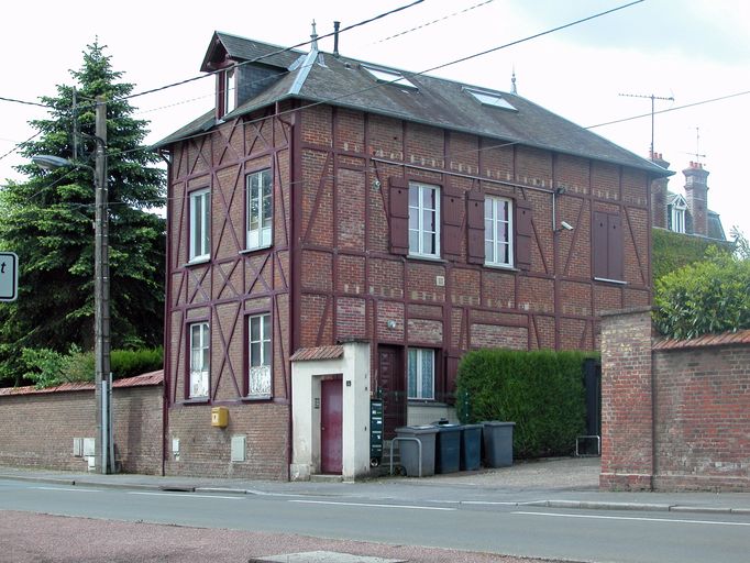 Ancienne scierie Bedin, devenue entrepôt commercial et immeuble de bureaux