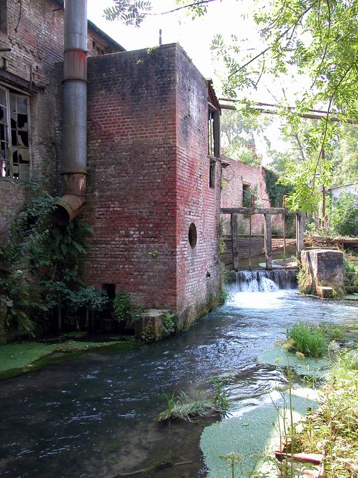 Ancien moulin à huile, puis moulin à farine Renet, devenu fromagerie industrielle Ancel, puis usine textile