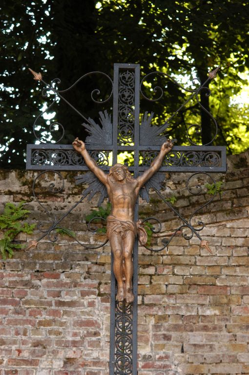 Croix monumentale à Saveuse