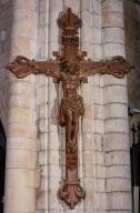 Croix : Christ en croix, de style néo-gothique