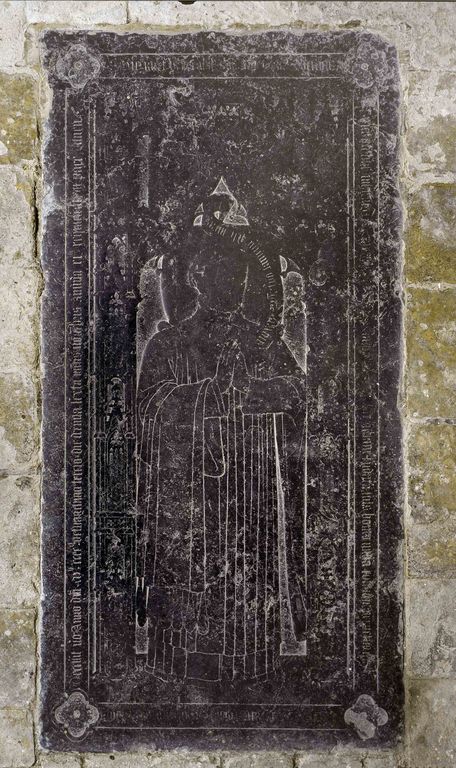 Dalle funéraire à effigie gravée de Jean Bérangier, chanoine de Saint-Quentin